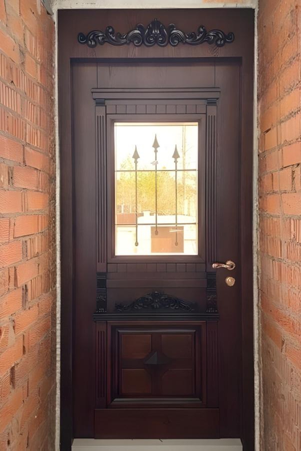 Дверь с резьбой и стеклом