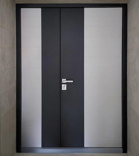 Двухцветная дверь, вид с улицы