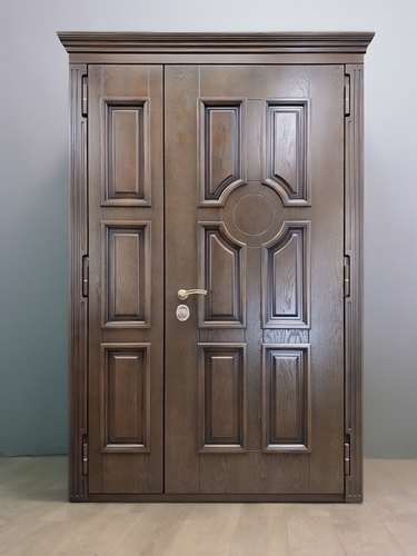 С карнизом и багетом