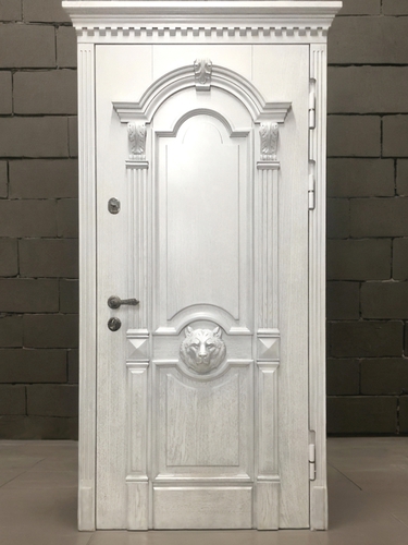 Белая дверь с резьбой