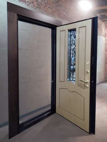 С узким окном и ковкой