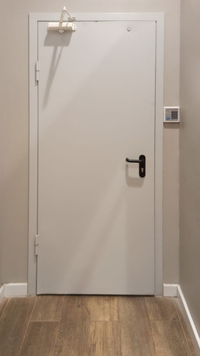 Дверь с доводчиком