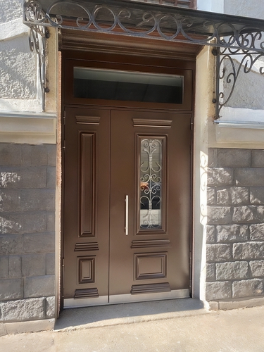 Парадная остекленная дверь с боковой и верхней вставкой