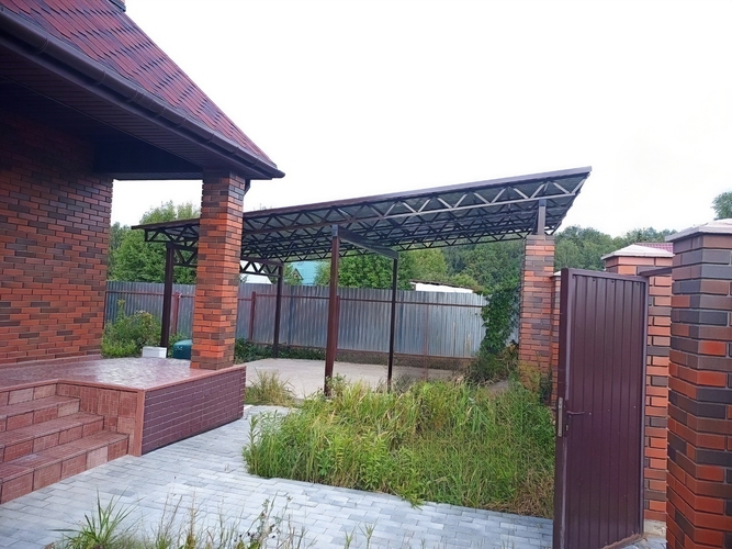 Автонавес для двора загородного дома, кровля - профлист