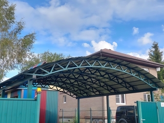 Арочный навес для авто из профнастила голубого цвета