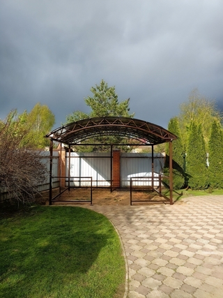 Арочный навес из поликарбоната для зоны отдыха на дачном участке