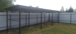 Односкатный навес с крышей из профлиста для дачи