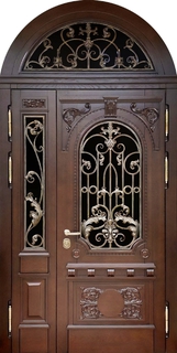 Парадная арочная полуторная термодверь с ковкой и остеклением (отделка панелями МДФ шпон с резьбой)