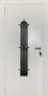 Входная термодверь с узким стеклом и кованой решеткой (отделка – белый порошковый окрас)
